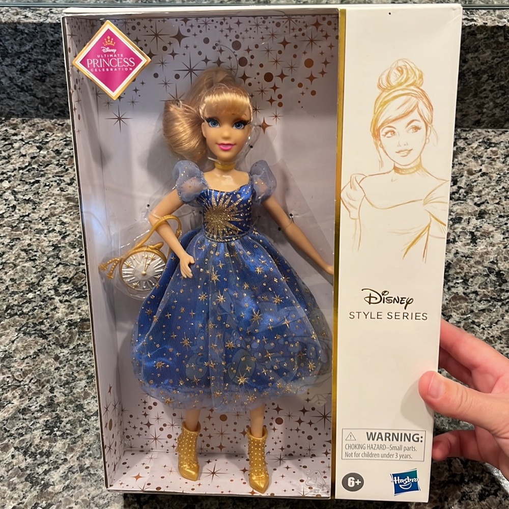 New Disney Princess Style Series Ultimate Princess Celebration Cinderella - Picture 2 of 6